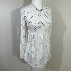 Old Navy sz med maternity top in a white knit with a pin dot. Long sleeve